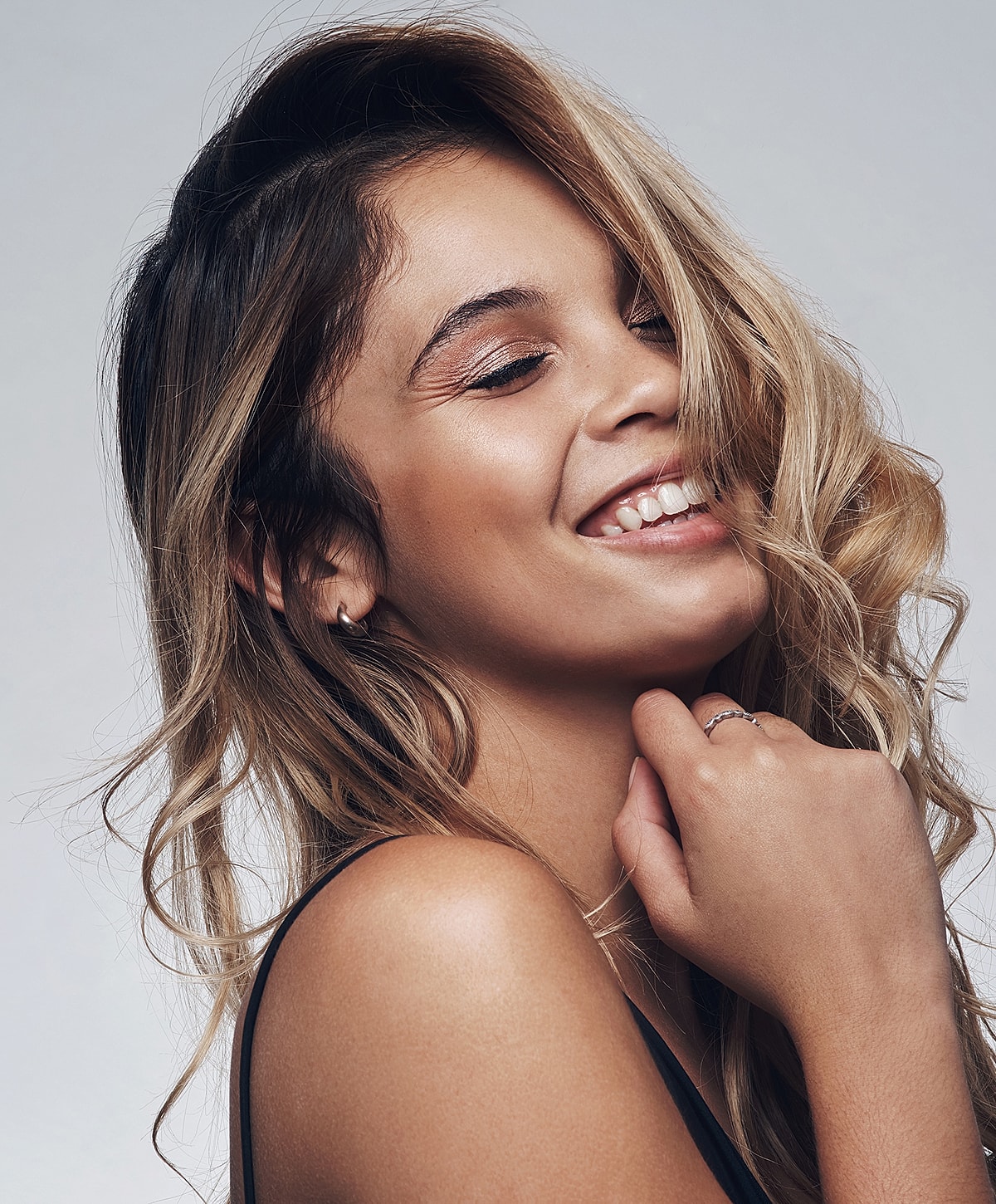 Smiling young woman with wavy hair.